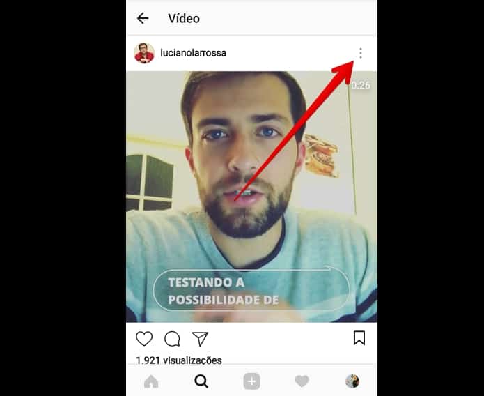tela de post do instagram com seta vermelha apontando para o botão em forma de três pontos verticais