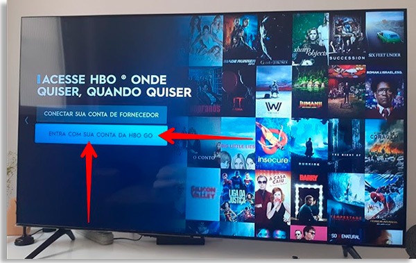 tela inicial do hbo go na tv, com setas vermelhas apontando para o botão Entrar com sua conta da HBO Go