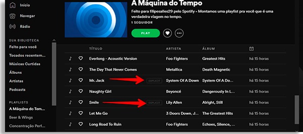tela de playlist do spotify em modo noturno, com setas vermelhas apontando para um botão escrito explicit