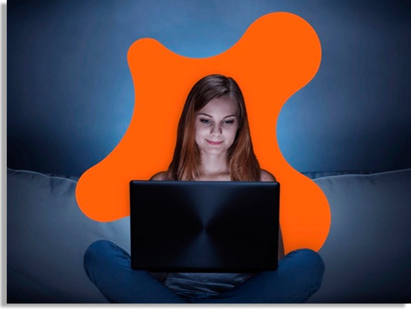pessoa usando o computador em casa e no escuro, com uma arte laranja na forma do ícone do avast ao fundo